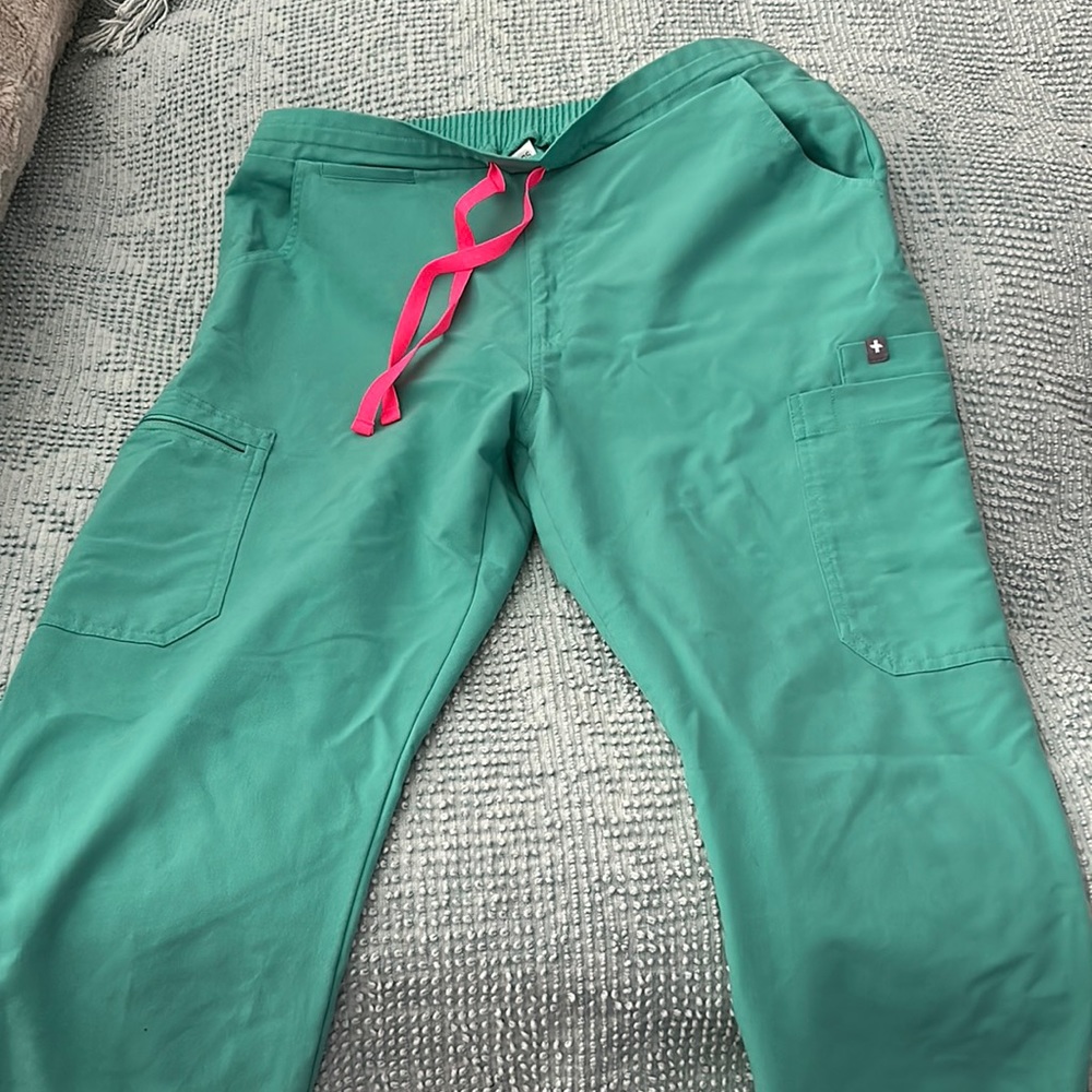Figs yola skinny Surgical green scrub pants.
